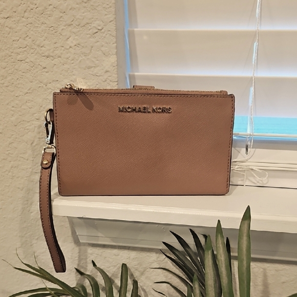 Michael Kors Mauve Wristlet - Picture 2 of 8